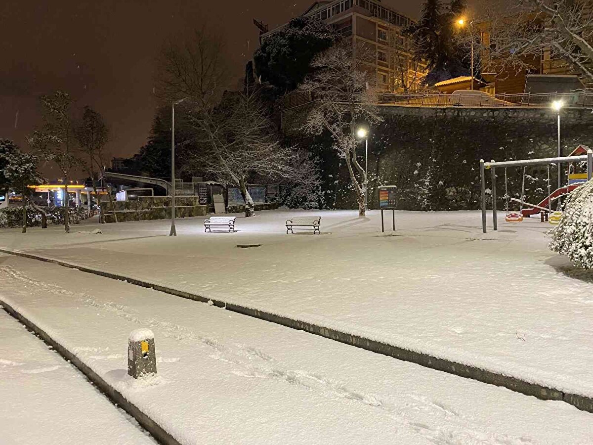 BUZLANMA VE DON OLAYI UYARISI: Marmara, Ege'nin iç kesimleri ile iç ve doğu bölgelerde buzlanma ve don olayı beklendiğinden yaşanabilecek olumsuz şartlara karşı dikkatli ve tedbirli olunması gerekmektedir. Meteoroloji Genel Müdürlüğü İstanbul'a turuncu, 56 kente ise sarı kodlu uyarıda bulundu.<br><br>