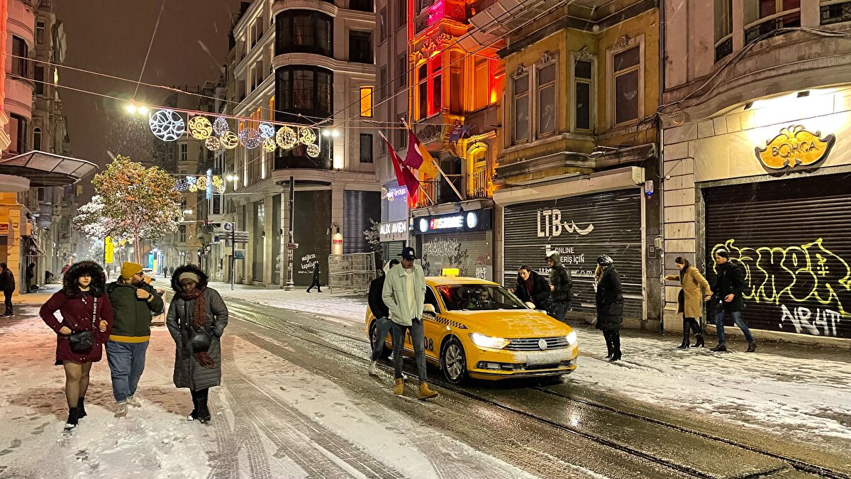 Ulaştırma ve Altyapı Bakanı Adil Karaismailoğlu, kar yağışının cumartesi saat 18.00'den pazar sabah 06.00'ya kadar sıkıntılı geçebileceğini ifade etti.<br><br>
