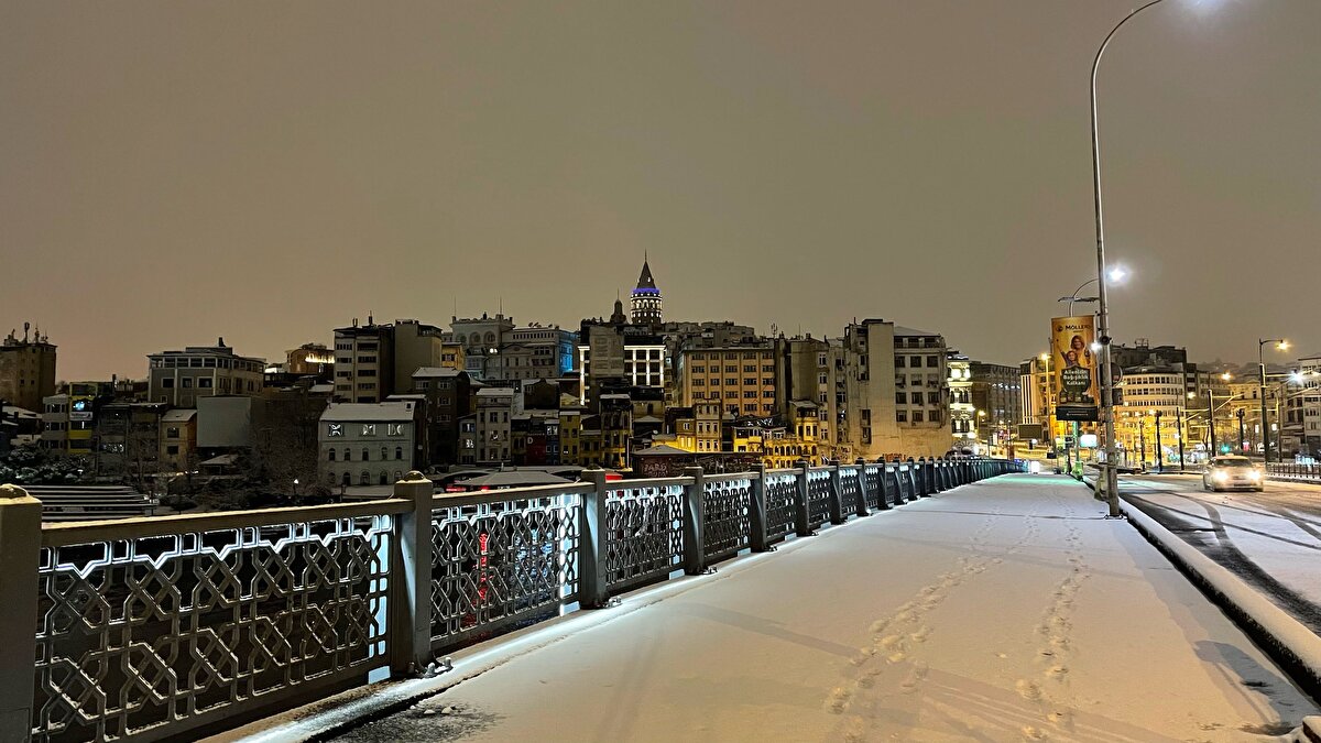 Afet ve Acil Durum Yönetimi Başkanlığı (AFAD), soğuk ve yağışlı havanın başta İstanbul olmak üzere, 37 ilde etkili olacağını belirterek, il AFAD merkezlerinin teyakkuz durumuna geçirildiğini bildirdi. Yapılan açıklamada, zorunlu olmadıkça dışarı çıkılmaması istendi.<br><br>