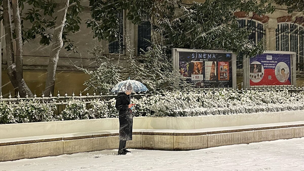 İstanbul Valisi Ali Yerlikaya, kar yağışının etkili olduğu kentte vatandaşları zorunlu olmadıkça trafiğe çıkmamaları konusunda uyardı.<br><br>Vali Yerlikaya, sosyal medya hesabından yaptığı paylaşımda, "Yoğun kar yağışı nedeniyle zorunlu olmadıkça lütfen trafiğe çıkmayalım. Ulaşımda toplu taşıma araçlarını tercih edelim. Araçlarınızda mutlaka kış lastiği olsun. 112 Acil Çağrı Merkezimiz 7/24 sizlerin hizmetinizde." ifadelerini kullandı.<br><br>Vali Yerlikaya ayrıca İstanbul'a TIR ve kamyon girişlerinin durdurulduğunu açıkladı. İstanbul'daki TIR ve kamyonların ise trafiğe çıkışına izin verilmeyecek.<br><br>İstanbul Valisi son olarak Esenler, Harem ve kentin diğer noktalarında bulunan cep otogarlarından otobüs çıkışına izin verilmeyeceğini söyledi. 