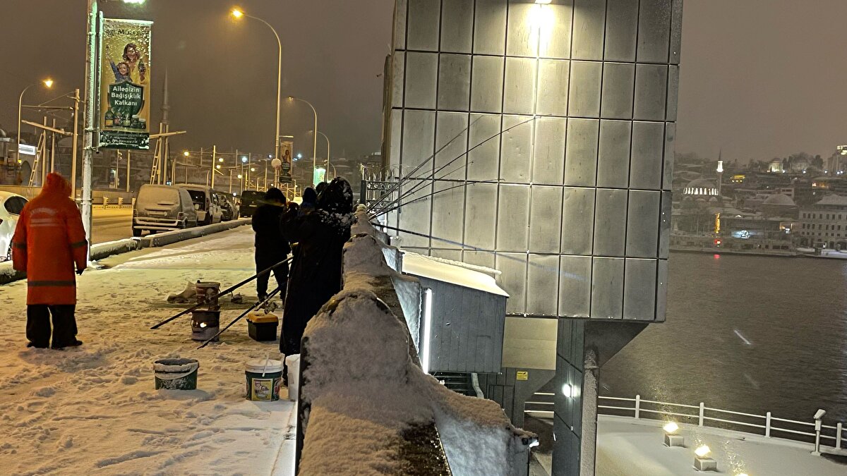 Meteoroloji Genel Müdürlüğü tarafından yapılan son değerlendirmelere göre: Ülkemiz genelinin çok bulutlu, Çanakkale'nin batısı ve Güney Ege kıyıları dışında tüm bölgelerin aralıklı yağışlı geçeceği tahmin ediliyor. Akdeniz kıyıları ile Güneydoğu Anadolu'da yağmur, diğer yerlerde karla karışık yağmur ve kar şeklinde olması beklenen yağışların; Karadeniz kıyıları, Doğu Anadolu'nun güneydoğusu ile Kocaeli, Sakarya, Bursa, Yalova, Bolu, Adana'nın kuzey ve doğusu, K. Maraş, Osmaniye, Hatay, Nevşehir, Niğde, Erzincan, Tunceli, Bingöl, Erzurum, Muş, Adıyaman, Diyarbakır'ın doğusu, Batman ve Siirt çevrelerinde yerel olarak kuvvetli olması bekleniyor. Karadeniz'in iç ve yüksek kesimleri ile Doğu Anadolu'da yüksek kar örtüsüne sahip eğimli bölgelerde çığ riski bulunmaktadır. Akdeniz kıyıları dışında ülkemiz genelinde buzlanma ve don olayı bekleniyor.<br><br>