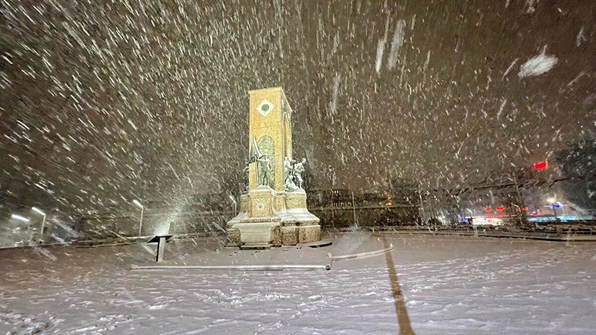 Meteoroloji Genel Müdürlüğü'nden İstanbul için yapılan uyarıda, karın etkisini arttıracağı ve önümüzdeki günlerde, karın sağanak şekilde yağmasına karşı vatandaşlara tedbirli olunması konusunda uyarılarda bulunmuştu. Bu uyarıların ardından İstanbul'da beklenen kar yağışı çarşamba gününden itibaren etkisi göstermeye başlamıştı.<br><br><br>