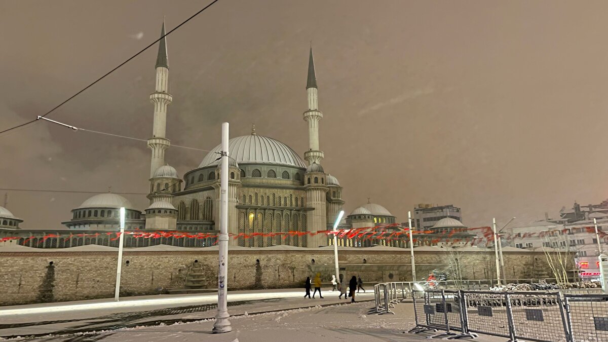 Bu gece (11 Mart) ise şiddetini iyice artırdı. Kar yağışı gece saatlerinde etkisini kentin birçok noktasında gösterdi. Anadolu yakasında lapa lapa yağan karın etkisiyle sokaklar beyaza büründü. Megakent'te etkili olan kar yağışı gece saatlerinde de etkisini D-100 Karayolu ve TEM Otoyolunun belirli kesimlerinde etkili oldu.<br><br>