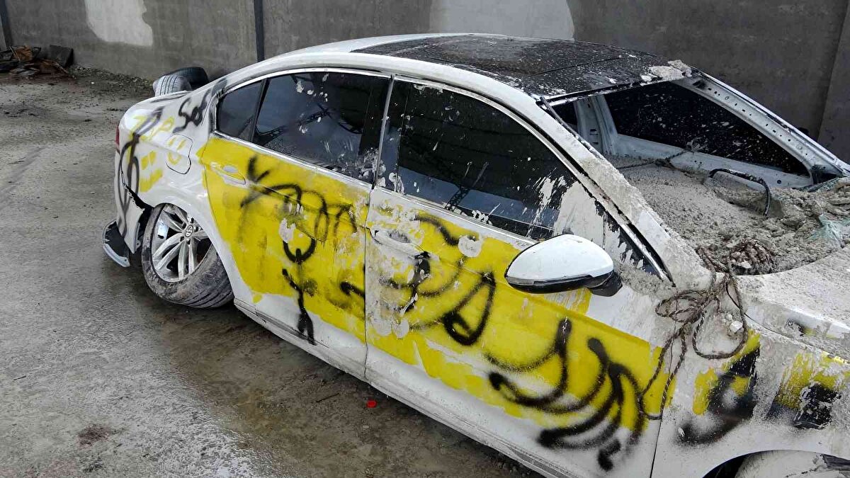 Arkadaşlarımla beraber bunun içerisinden betonu nasıl çıkaracağımızı düşünüyoruz. Bu bizim şakalarımızın sonu oldu. Biraz büyük şaka oldu. Eşek şakasına döndü. Diğer arkadaşlarıma ben bu kadar büyük şakalar yapmamıştım. Bunlar gitgide işin dozunu artırdılar. Olan belli yani betonu dökmüşler" şeklinde konuştu.