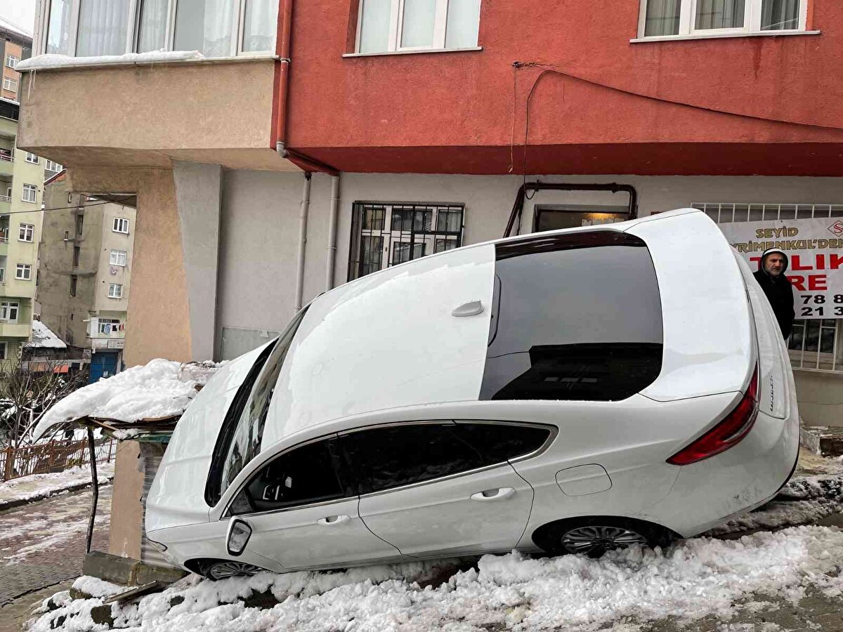 Sürücünün direksiyon hakimiyetini kaybettiği araç önce yol kenarında bulunan bir duvara, ardından da bir binanın girişinde bulunan doğalgaz kutusuna çarptı ve doğalgaz kutusunu patlattı. Vatandaşların ihbarıyla olay yerine hemen itfaiye ve doğalgaz ekipleri sevk edildi. Kazada can kaybı ve yaralanma yaşanmazken, arabada maddi hasar meydana geldi. Çarpmanın etkisiyle sokak bir anda gaz kokusuyla dolunca mahalleli büyük panik yaşadı.
