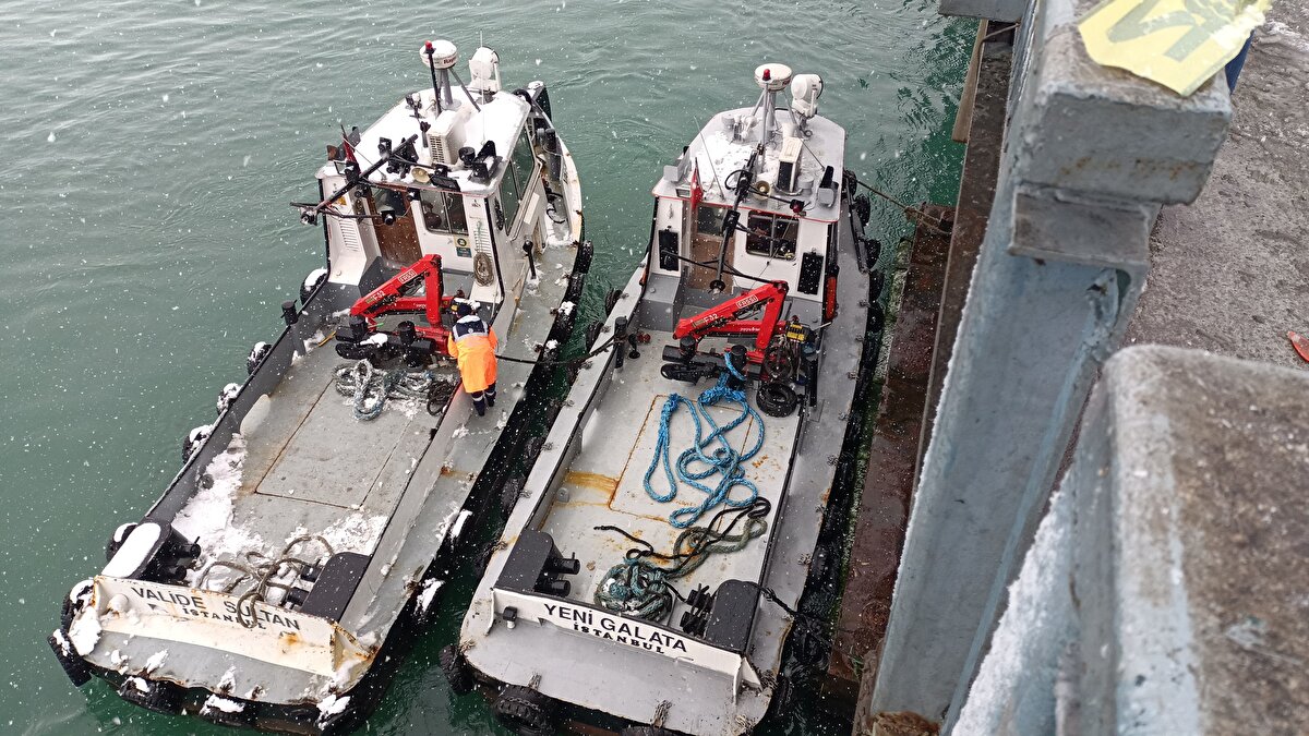 Açılmanın trafiği tehlikeye düşürecek boyutlarda olmadığının tespit edilmesiyle köprü tekrar trafiğe açıldı. Köprüden trafik geçişleri Fatih yönüne tek şeritten yapılırken, Taksim istikametinde ise sorunsuz şekilde gerçekleştiriliyor.<br><br>