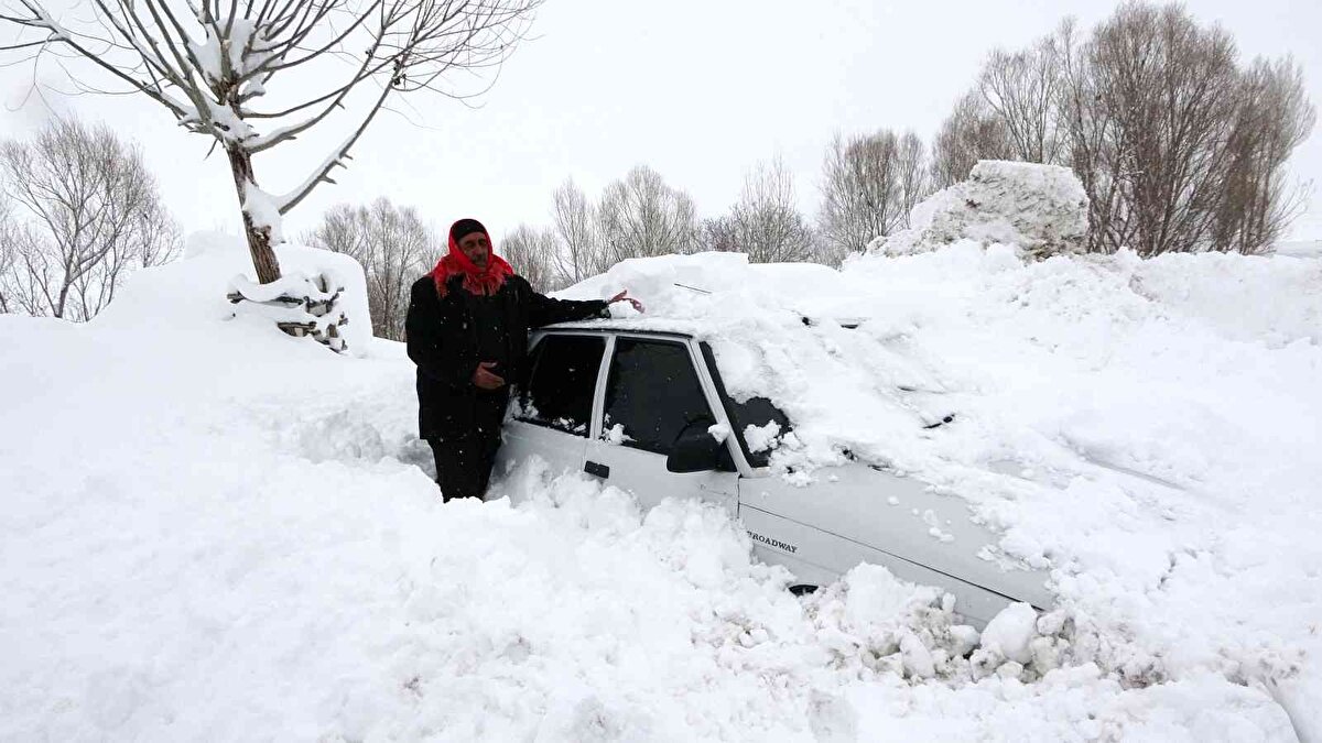 “Tüneller açarak komşularımıza ve ahırlarımıza gidiyoruz” - Köy sakinlerinden Eyüp Omur, yaptığı açıklamada, mart ayında bu kadar kar beklemediklerini, bahar mevsimini beklerken kar sürpriziyle karşılaştıklarını söyledi.<br>