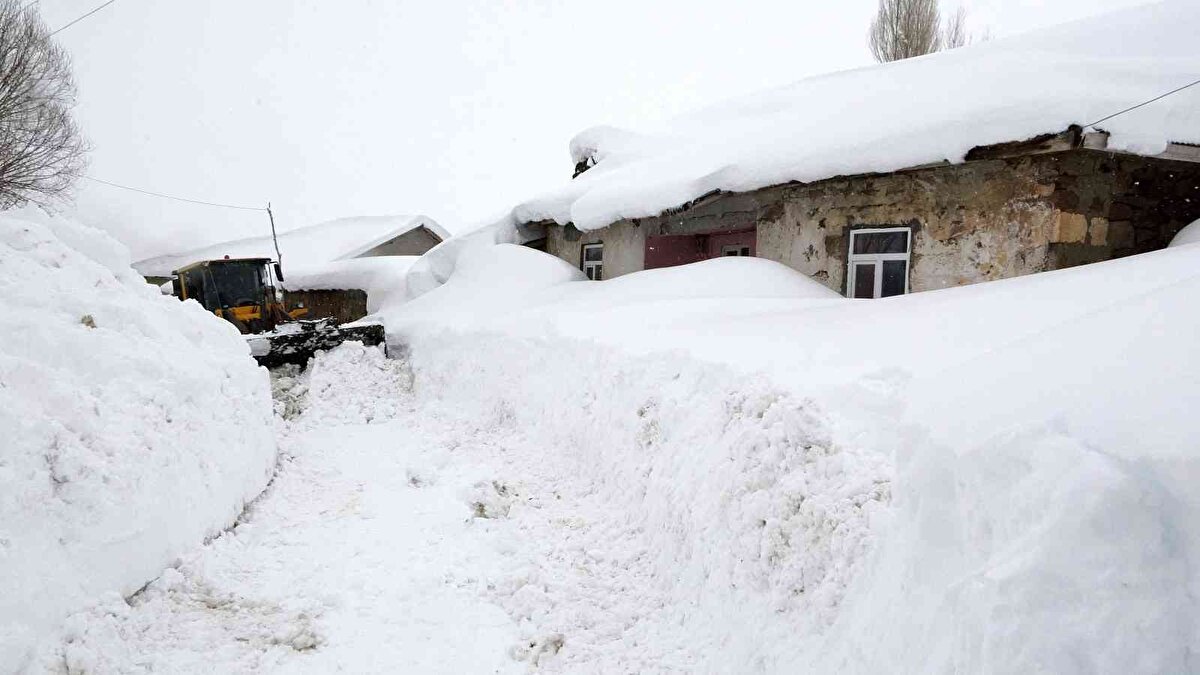 Çok fazla kar yağdığını ifade eden Omur, “Bütün evlerimiz karın altında. Evlerimiz, araçlarımız, ahırlarımız, her şeyimiz artık kar altında kayboldu. Mart pencereden baktırır, kazma küreği yaktırır. O da bu sene. Ben 57 yaşındayım. Bu yaşa geldim mart ayında bu kadar kar ilk kez görüyorum. Bütün evlerin önünde tüneller açarak komşularımıza ve ahırlarımıza gidiyoruz. Bugünlerde iki metreden fazla kar yağdı” dedi.<br>