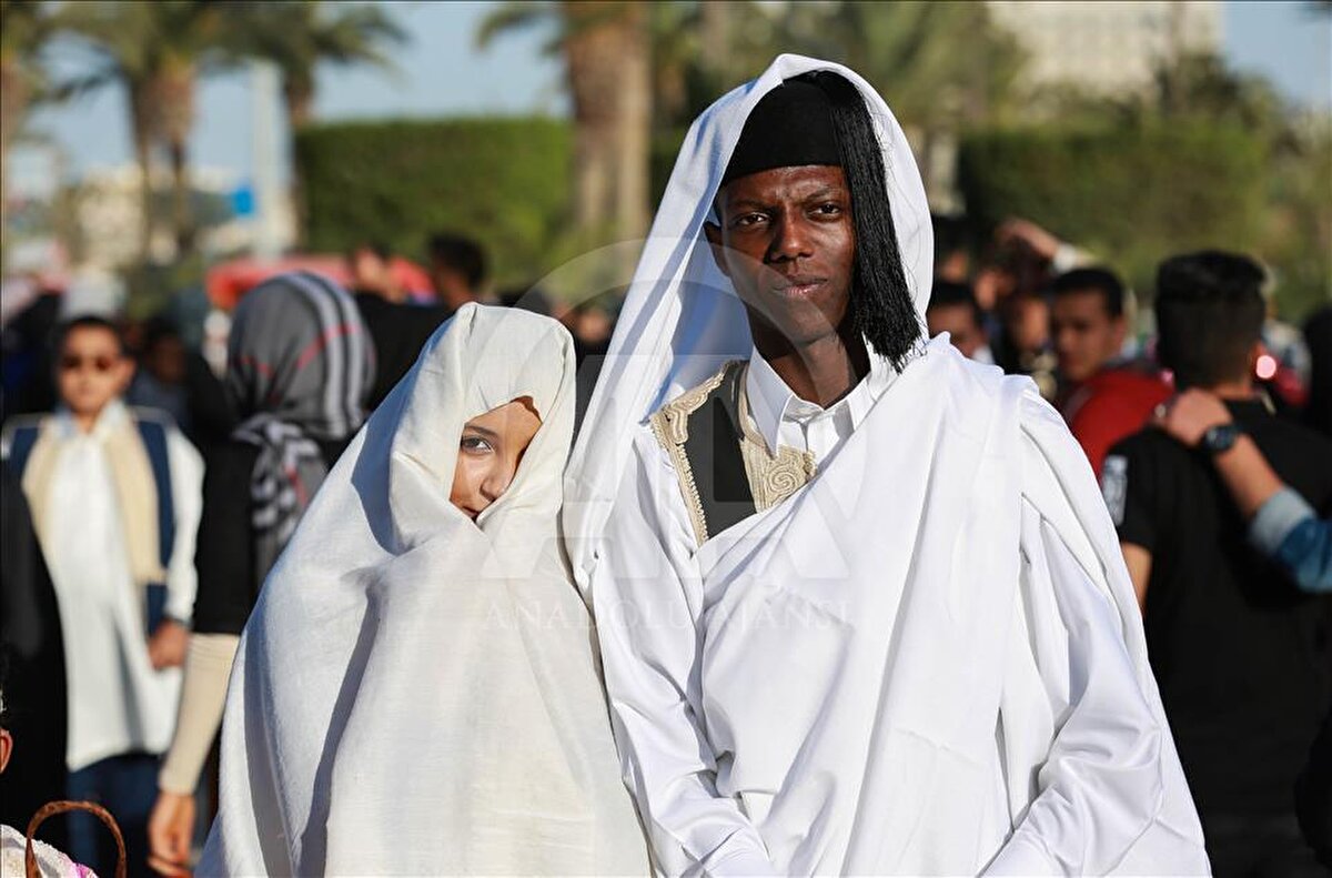 Cirnazi, kadınlara ait olan ve yıllardır unutulan Libya feracesinin, bu anma töreniyle yeniden Trablus'ta giyilmeye başlandığına dikkati çekti.