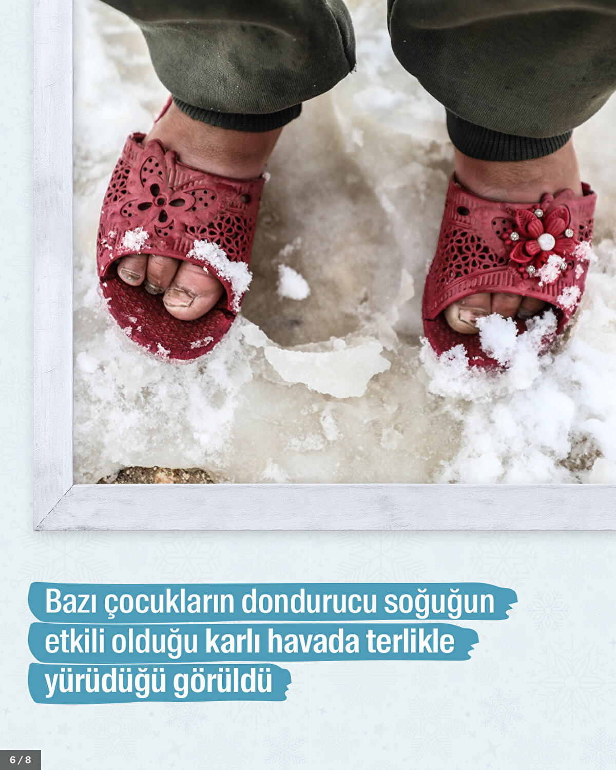 Bazı çocukların dondurucu soğuğun etkili olduğu karlı havada terlikle yürüdüğü görüldü.