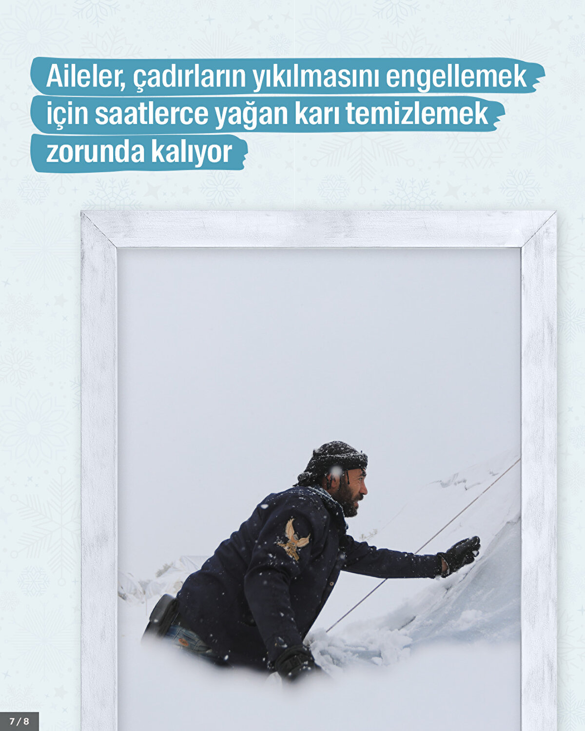 Aileler, çadırların yıkılmasını engellemek için saatlerce yağan karı temizlemek zorunda kalıyor.