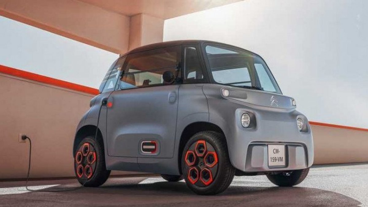 Ami, ev tipi prizlerde yalnızca 3 saatte şarj olabiliyor. Aracın Avrupa satış fiyatı ise 6 bin euro seviyesinde.<br><br>ÖTV ve KDV’den dolayı sıfır araba almakta zorlanan sürücülerin imdadına yetişecek Citroen Ami modeli, elektrikli scooter olarak tanımlandığı için bu araçtan ÖTV istenmeyeceği belirtiliyordu.<br><br>Türkiye'nin en ucuz otomobili olarak satışa çıkan Citroen Ami, 210 bin TL:'den başlayan fiyatlarla ülkemizdeki müşterilerle buluşacak. Öte yandan, araçtan motorlu taşıtlar vergisi (MTV) de alınmayacak.<br><br>