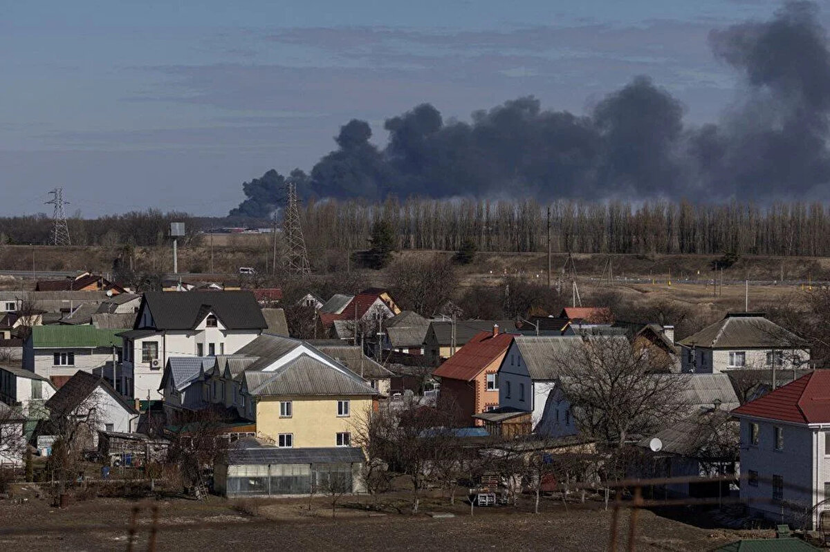 Ukrayna'da bazı yerlerde Rusya’nın saldırıları o kadar yoğun ki, kasabalar ve şehirler, onlarca sivil kurbanı törensiz bir şekilde toplu mezarlara gömmek zorunda kalıyor. Savaşın bu acımasız gerçeği şu anda hiçbir yerde, son iki hafta içinde birkaç mezar yerinin aceleyle kazıldığı, sürekli bombardımanla harap olan önemli bir liman kenti olan Mariupol'den daha belirgin değil.<br><br>Mariupol Belediye Başkan Yardımcısı Serhiy Orlov, BBC'ye telefonla verdiği demeçte, "Kurbanları şehir dışında oldukları ve çevre Rus birlikleri tarafından kontrol edildiği için özel mezarlara gömemeyiz” dedi. 