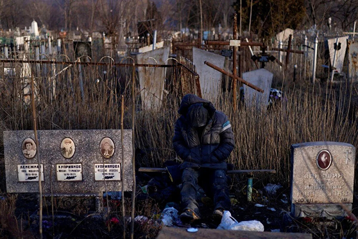 Bununla birlikte, geçen Pazar günü Mariupol Belediye Meclisi, kentteki sivil ölüm oranının 2 bin 100'ün üzerine çıktığını açıkladı. Ağır Rus bombardımanı, güvenli bir çıkış yolu açma çabalarına rağmen Mariupol'dan herhangi bir toplu tahliyeyi engelledi.<br><br>