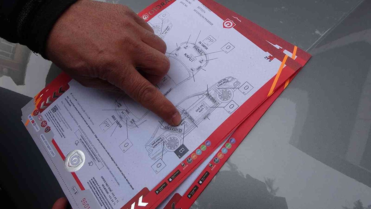 Araç sahibi Gazi Kürk," Ben bu arabayı almak için Tokat'tan geldim. Öncesinde kapora yatırmıştım. Aracın geldi, gel al dediler. Ben de aracı gelip aldım. Aracı aldığım gün ekspere götürdüm. Aracın sağ arka kapısı komple boyalı çıktı. Ayrıca kapının üretim tarihi kapının altında yazması gerekirken herhangi bir tarih de yazmıyor. Diğer kapılarda ise üretim tarihi yazıyor.