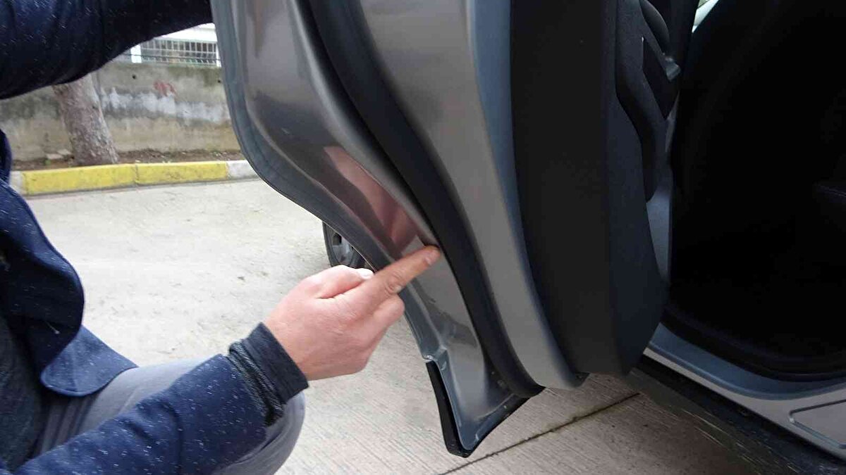 Yapılan ekspertizde aracın sağ arka kapısının hasarlı ve komple boyalı olduğu ortaya çıktı. Aldığı sıfır aracı bayiye götüren Kürk, geçen 15 günlük süre içerisinde herhangi bir netice alamadı. Bayi tarafından yapılan eksperde aracın boyalı olduğu ortaya çıkmasına rağmen mağduriyeti giderilmeyen Kürk, yasal haklarını korumak için dava açtı.<br>