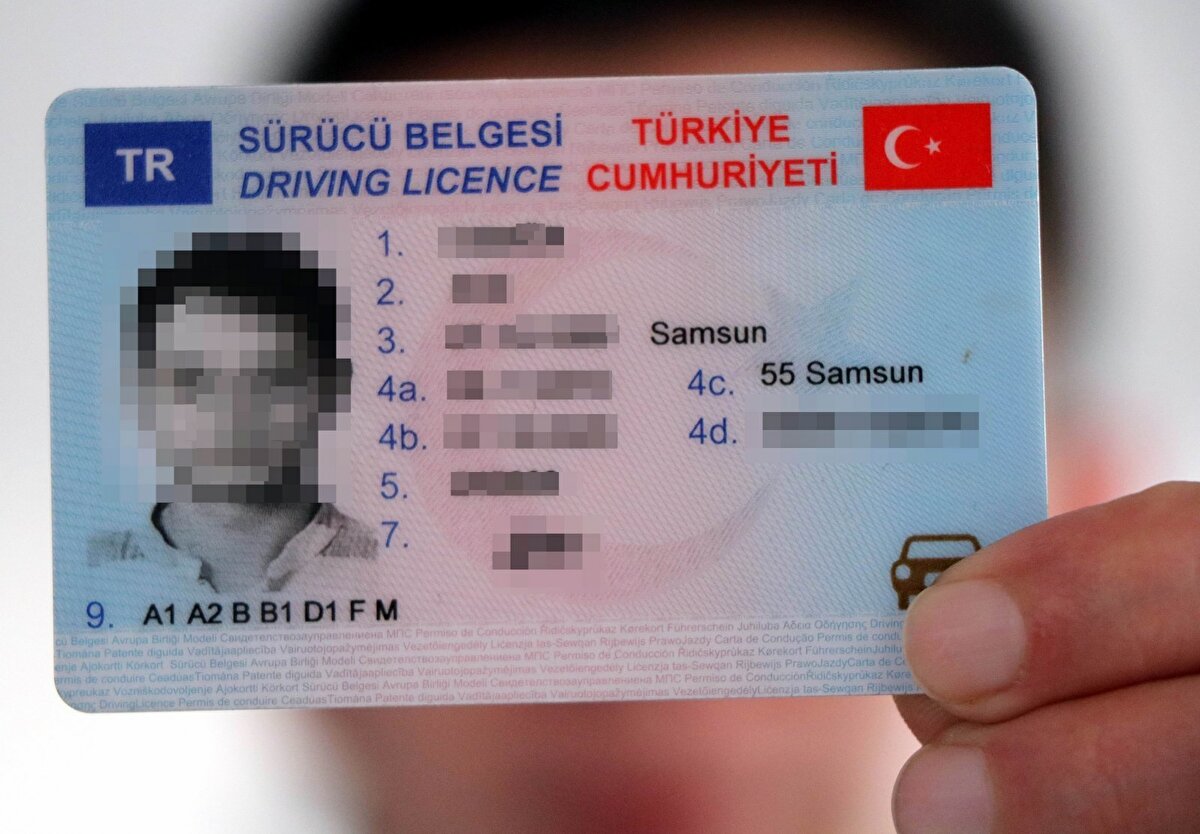 İçişleri Bakanlığı 1 Ocak 2016'dan önce düzenlenen ehliyetlerin yenilenmesi için verilen süreyi 31 Aralık 2022'ye kadar uzatmıştı. Eski tip ehliyetlerin yenileme işleminin doğabilecek cezaların önüne geçilmesi için 2022 yılı bitmeden yapılması gerekiyor.<br><br>
