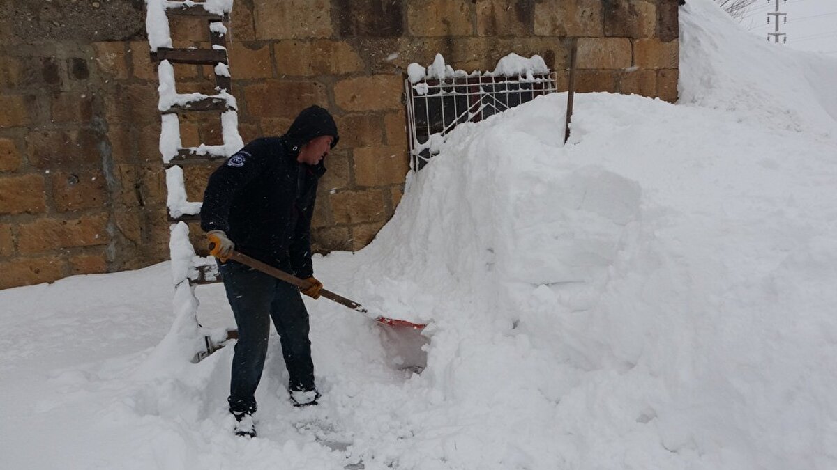 Bitlis merkeze bağlı Başhan köyünde ikamet eden Çetin Öziş, evine gidip gelmek için 2 metrelik tünel açtıklarını söyledi.