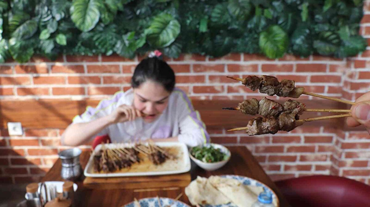 İzlediği canlı yayınlardan etkilenerek yarışamaya katılmak isteyen 58 kilodaki Feyza Dursun, eşinin "Balayı mı? Yarışma mı? teklifine yarışmayı seçerek Kütahya'dan Denizli'nin Pamukkale ilçesine bağlı Pınarkent Mahallesinde bulunan Çöpşişçi Mehmet'e geldi. Burada hazırlanan yerde izleyicilerin karşısına çıkan Dursun, 37 dakika içerisinde 255 tane çöp şiş, 1 lavaş, 3 ayran 1 salata yiyerek 26 bin 550 TL kazandı. Bir önceki yarışmacının 247 çöp şiş rekorunu kıran Dursun, herkesin hayretler içinde izlediği canlı yayında parasını aldı.