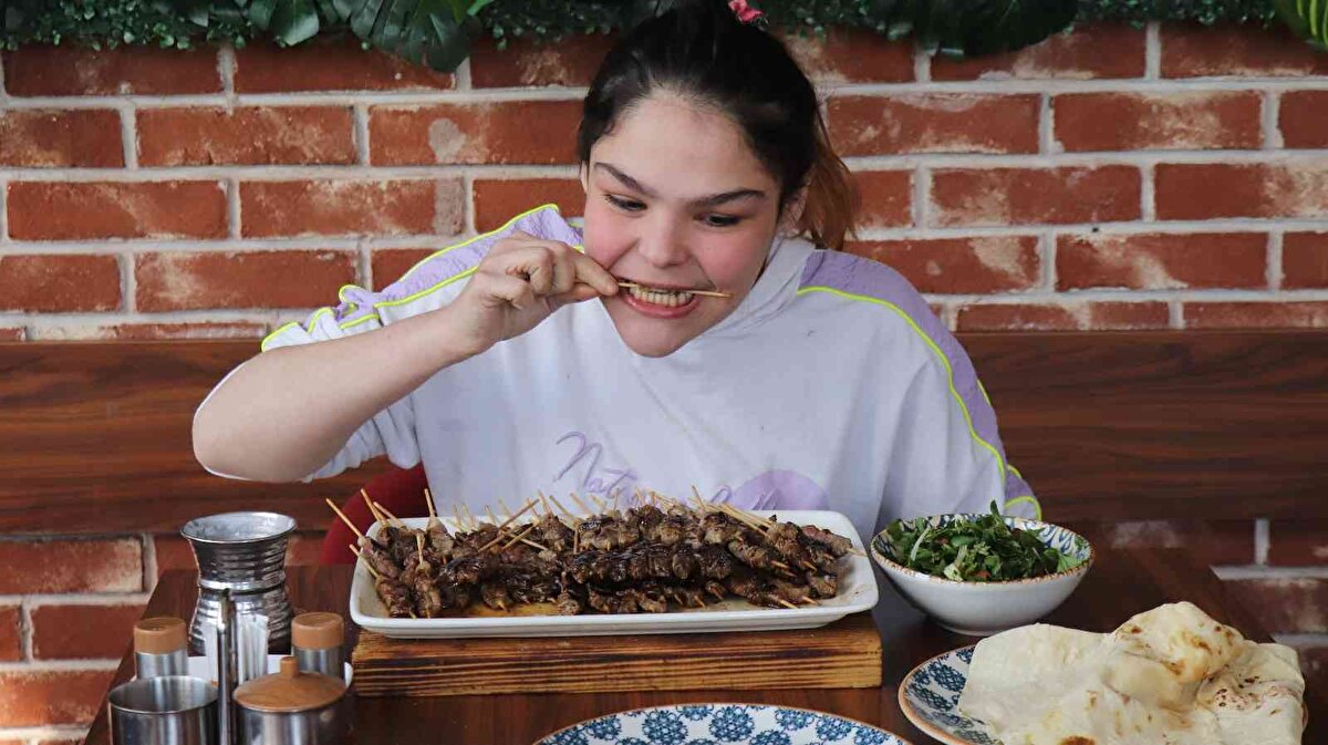 Canlı yayında rekoru kırdığını belirten işletmeci Mehmet Kaya, “Biz sosyal medya hesaplarımız da 6 yıldır çöp şiş yeme yarışmaları düzenliyoruz. En çok çöp şiş yiyene farklı ödüller vererek, sosyal medyalarımız da paylaşıyoruz. Bu şekilde bir uygulama yapıyoruz. En son kazanan yarışmacılarımızdan bir tanesi de 58 kiloluk bir hanımefendi oldu. Kendisi bizlerden 26 bin 550 lira ödül kazandı. Yediği çöp şiş miktarı, 37 dakikada 255 adet çöp şiş, 1 salata, 3 ayran, 1 lavaş yiyerek 26 bin 550 lira ödül kazandı" dedi.