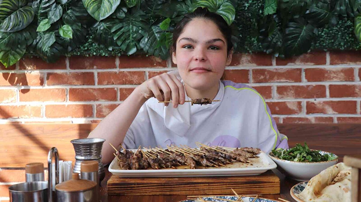 Denizli'de 6 yıl önce restoranda çöp şiş yarışması başlatan işletmeci iki kardeş Mehmet ve Yusuf Kaya, sosyal medyada yaptığı canlı yayınla bir çok vatandaşı ağırlamaya başladı. Farklı illerden işletmeye gelerek kıyasıya yarışan yarışmacılar, belli şartlar doğrultusunda para ödülünü almaya çalıştı.