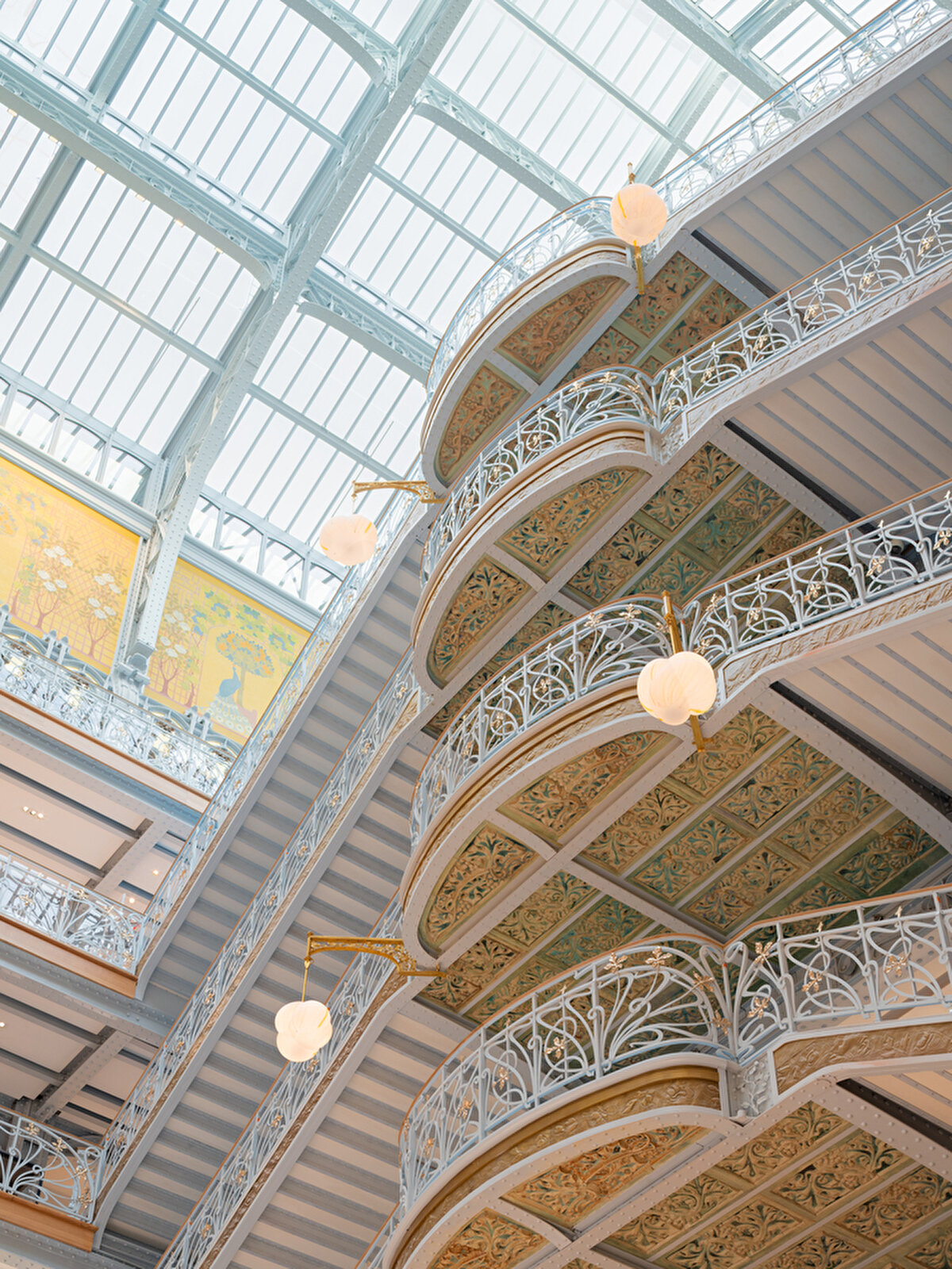 ✨ Eski moda mağazası 2005'te kapandığında, Fransızlar 19. yüzyıldan kalma bu ünlü alışveriş merkezini kaybetmekten korktu. Neyse ki LVMH, Samaritaine Paris Pont-Neuf'u tüm ihtişamıyla restore ederek 21. yüzyıl için göz alıcı birçok markalı bir mağaza inşa etti.  Projede heykeltıraşlardan ressamlara ve hırdavatçılara kadar çok sayıda zanaatkar çalıştı. Dramatik merkezi merdivenin meşe korkuluklarını restore etmek için 16.000 altın yaprak kullanıldı. 