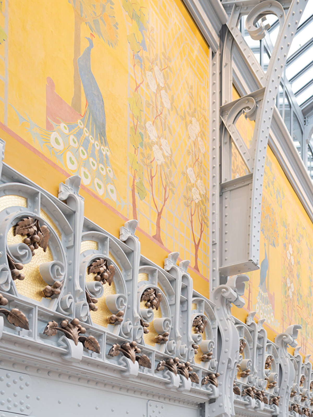 Paris'te alışveriş yapmak isteyenler, lüks markaları ve seçkin tasarımcıları kucaklayan yedi seviyede sergilenen yaklaşık 650 marka ile Paris'teki en muhteşem mağazalardan birinin keyfini çıkarabilir. 