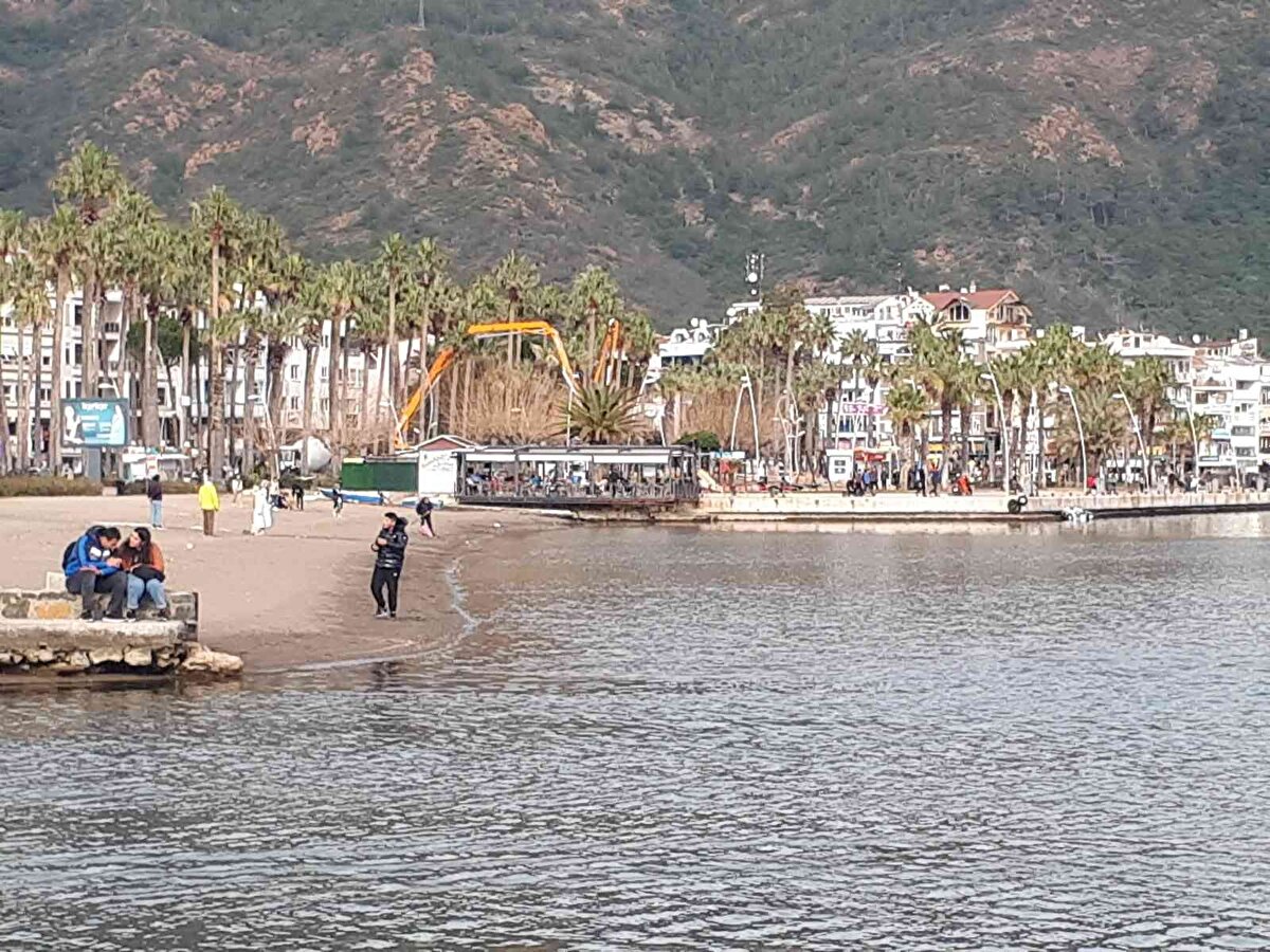 İlçenin beş kilometre dışında bulunan Adaağzı mevkii açıklarında ve merkezdeki halk plajında denizin kısmi çekilmesiyle adacıklar oluştu. Marmaris merkezindeki Yat Limanı ve Kordon Caddesi’nde de iskelelerin temelleri açığa çıktı.<br><br>