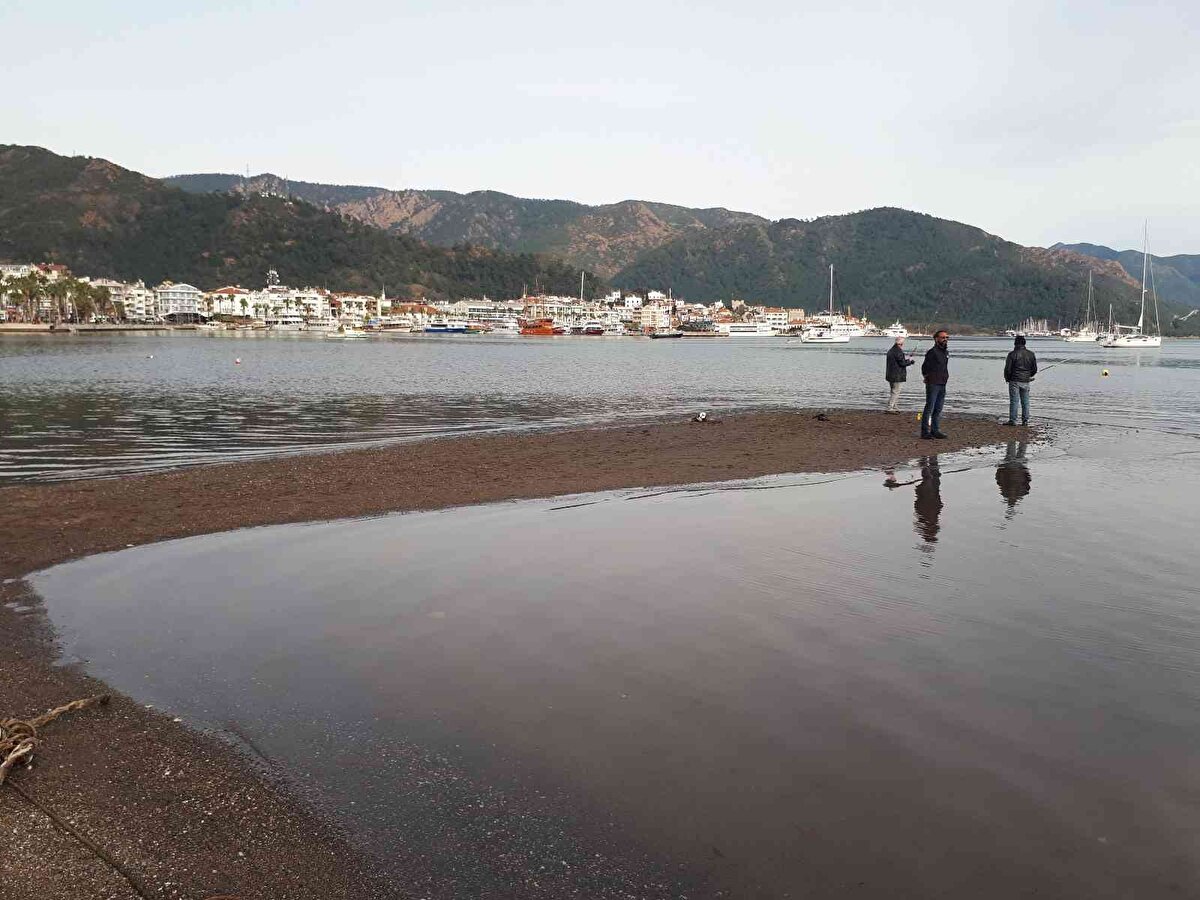 Denizin çekilmesi ile oluşan adacıklar üzerinde oltaları ile balık avlayan Mehmet Dönmez, “28 yıldır Marmaris’te yaşıyorum bu kadar çekilme görmedim. İlçe merkezinde adacıklar oluşmuş, bunlara ilk defa şahit oldum, şaşkınım. Normalde burada balık olurdu, şimdi tutamıyoruz” dedi. <br><br>