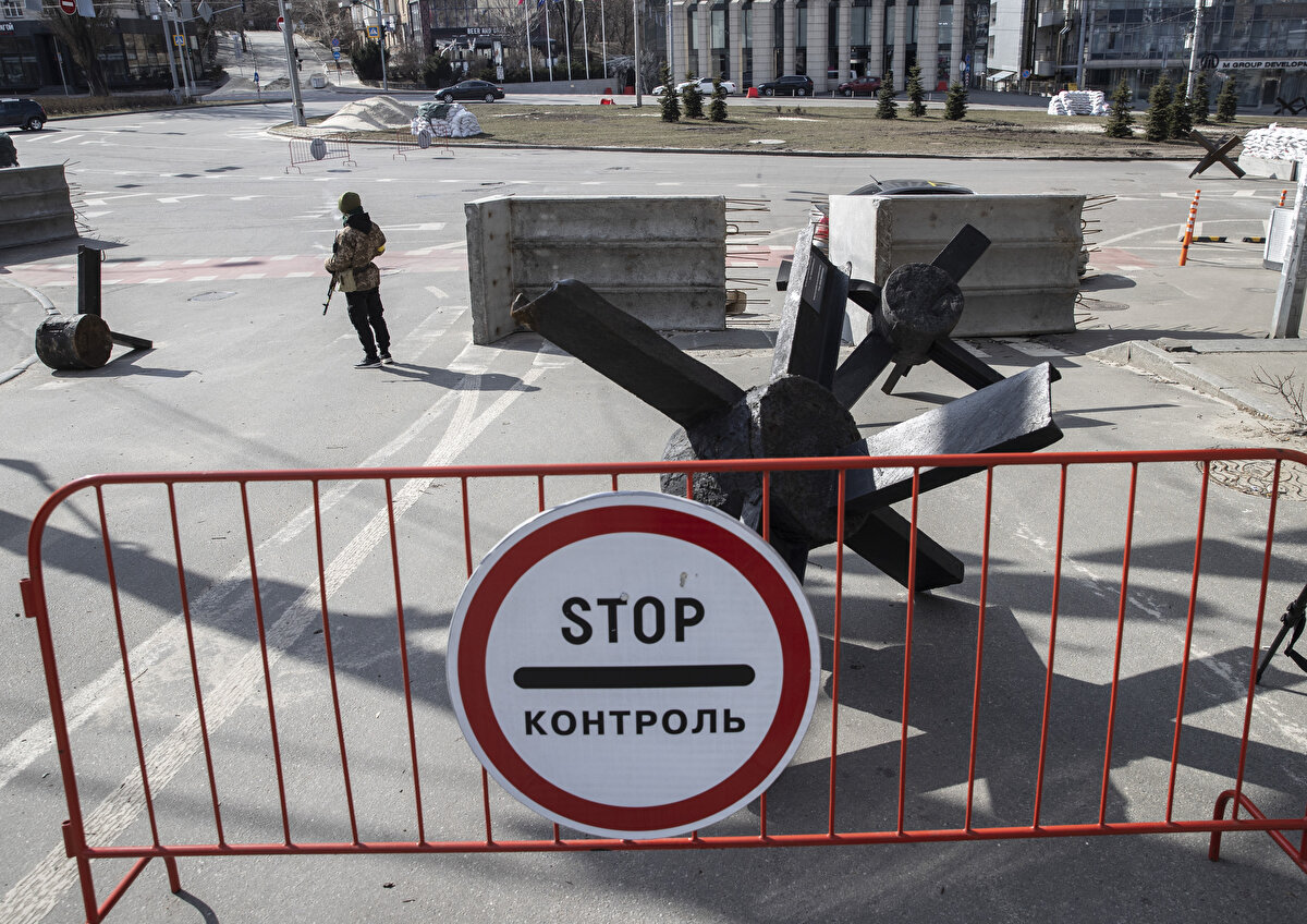 Ukraynalılar bulabildikleri her malzemeyle olası saldırılarda Rus zırhlıları ve tanklarını engellemek için yollara barikatlar kurdu.