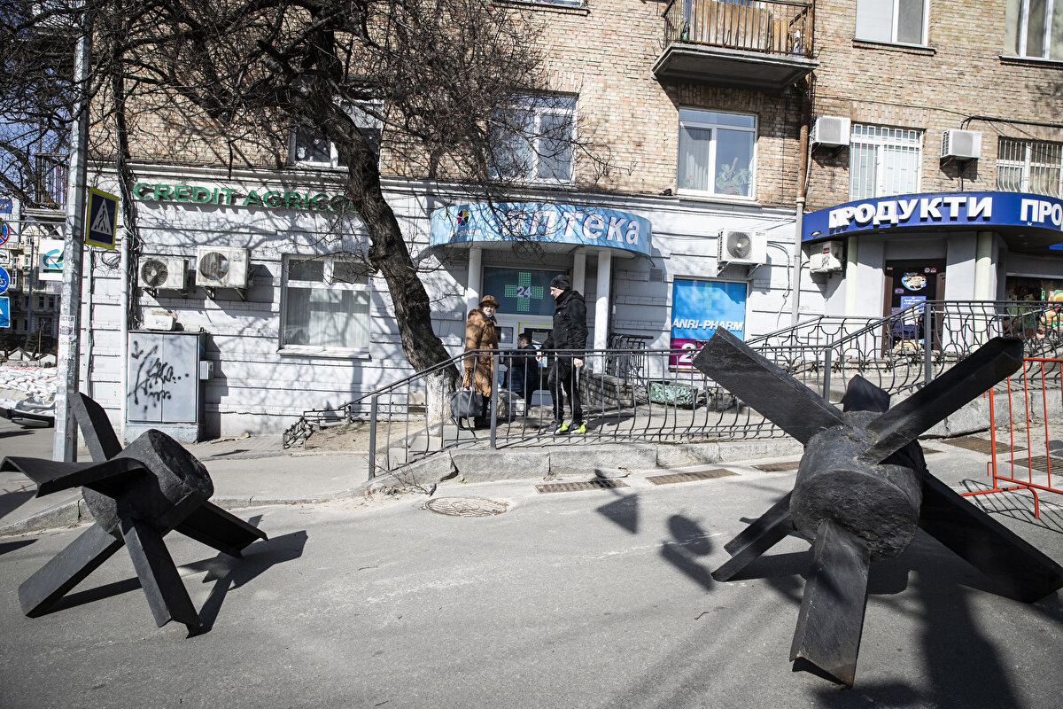 Nazilere karşı kullanılan bu anti tank kirpileriyle Kiev’e girmeleri halinde bu kez de Rus tankları ve zırhlıları engellenmeye çalışılacak.