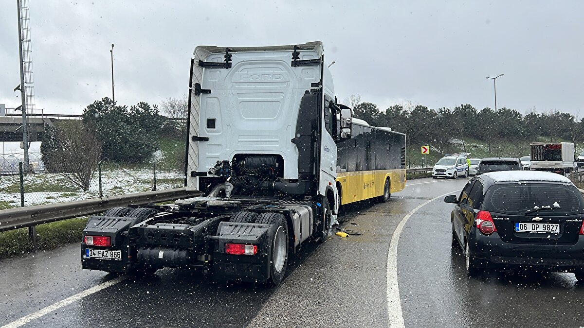 İhbar üzerine olay yerine itfaiye, polis ve sağlık ekipleri sevk edildi. 
