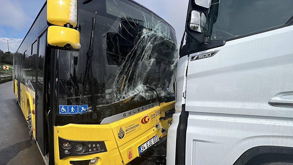 Kazada hafif şekilde yaralanan İETT şoförü, ilk müdahalenin ardından hastaneye sevk edildi.