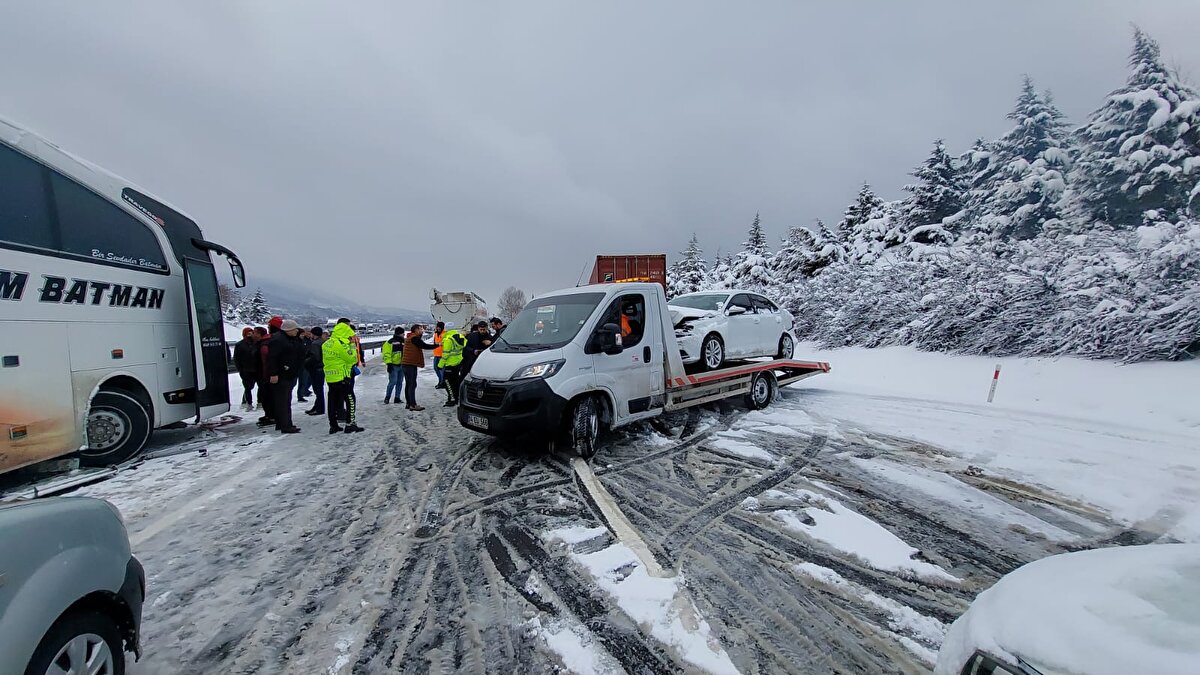 Yol ulaşıma kapanırken, uzun araç kuyrukları oluştu. Geriden gelen araçlar, Abant ve Kaynaşlı gişelerinden D-100 yoluna yönlendirildi.