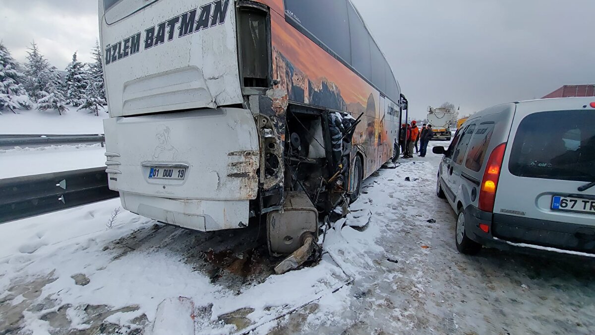 Yoğun kar yağışı sırasında araçların kayması sonucu İstanbul ve Ankara istikametlerinde zincirleme trafik kazaları meydana geldi.