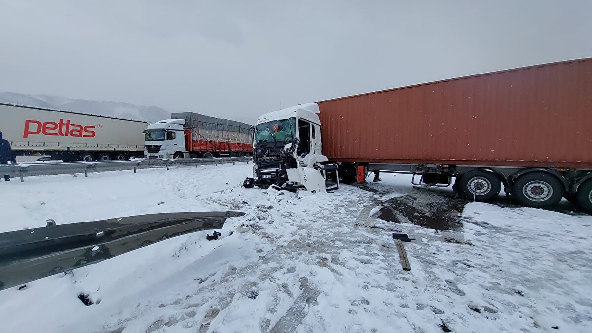 Ankara istikametinde 5 TIR, 2 otomobil, İstanbul istikametinde ise 14 TIR, 8 otomobil, 1 otobüs ve 2 minibüs çarpıştı. Olay yerine çok sayıda trafik ve sağlık ekipleri geldi. Sağlık ekipleri yaralanan 6 kişiye ilk müdahalede bulundu.