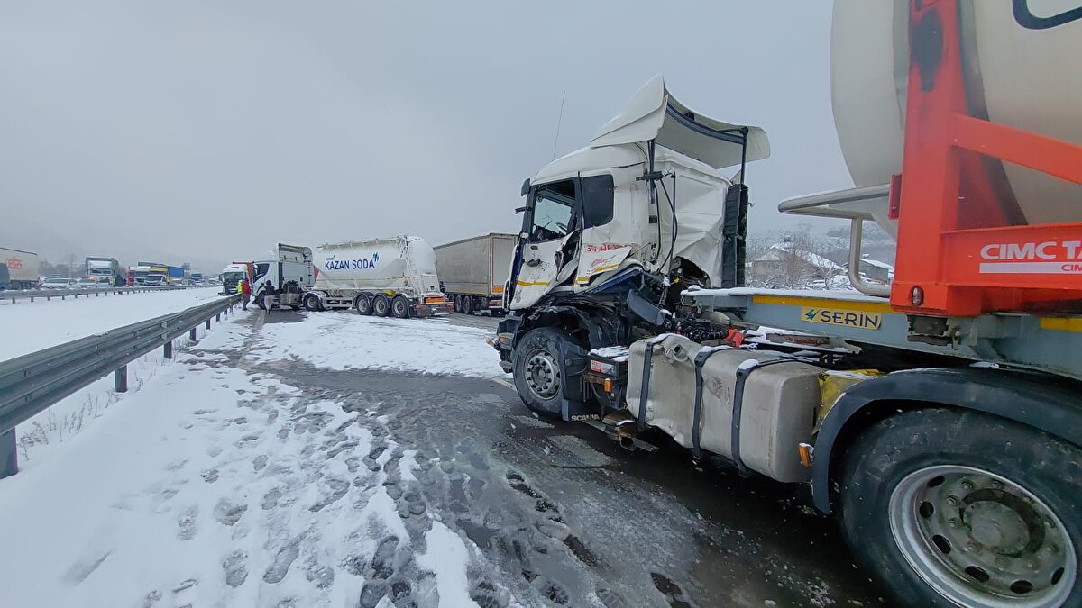 Ekiplerin yaptığı çalışma sonucu araçlar yol kenarına alınırken, bazı araçlar ise çekiciyle yoldan kaldırıldı. Yaklaşık 1 saat sonra her iki istikamette de ulaşım tek şeritten sağlanmaya başladı. Ekiplerin, hasar gören araçları yoldan kaldırma çalışmaları devam ederken, kar yağışı etkisini sürdürüyor.