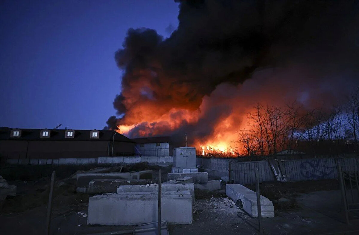 Kiev'deki bir depo alanına düşen roketler sebebiyle çıkan yangın kısa sürece büyüdü.<br><br>