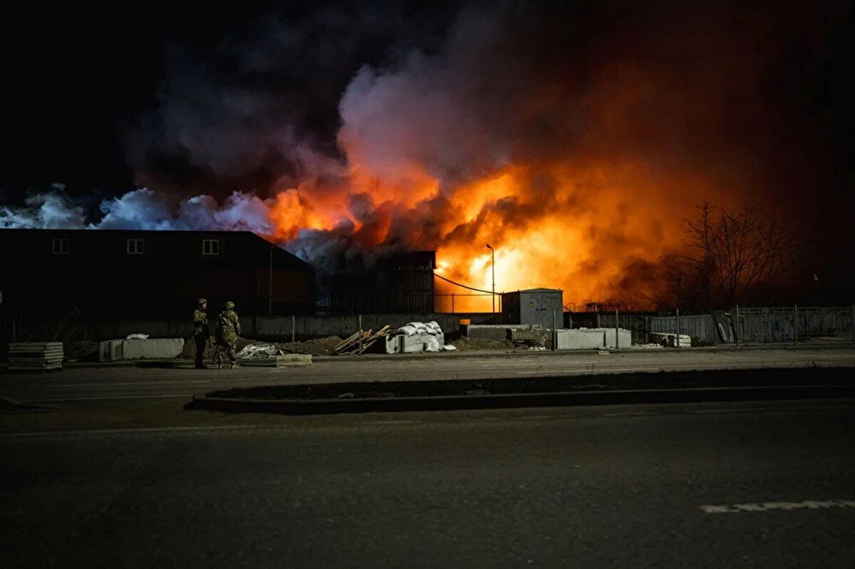 Geniş bir bölgeye yayılan alevlerin yakındaki ağaçlık alana da sıçradığı gelen haberler arasında.<br><br>