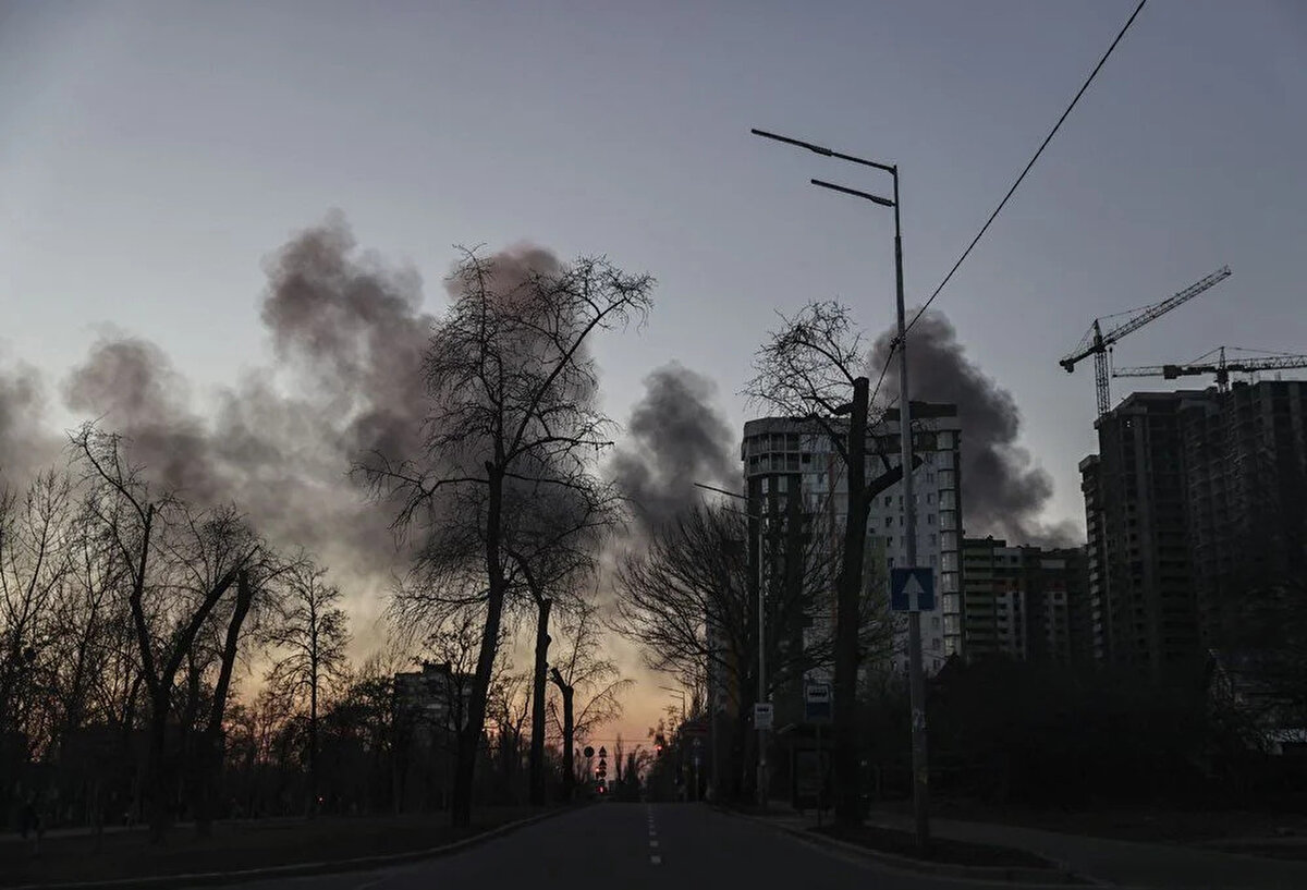 Alevlere müdahale eden bir kurtarma görevlisinin hayatını kaybettiği, birinin yaralandığı bildirildi.<br><br>