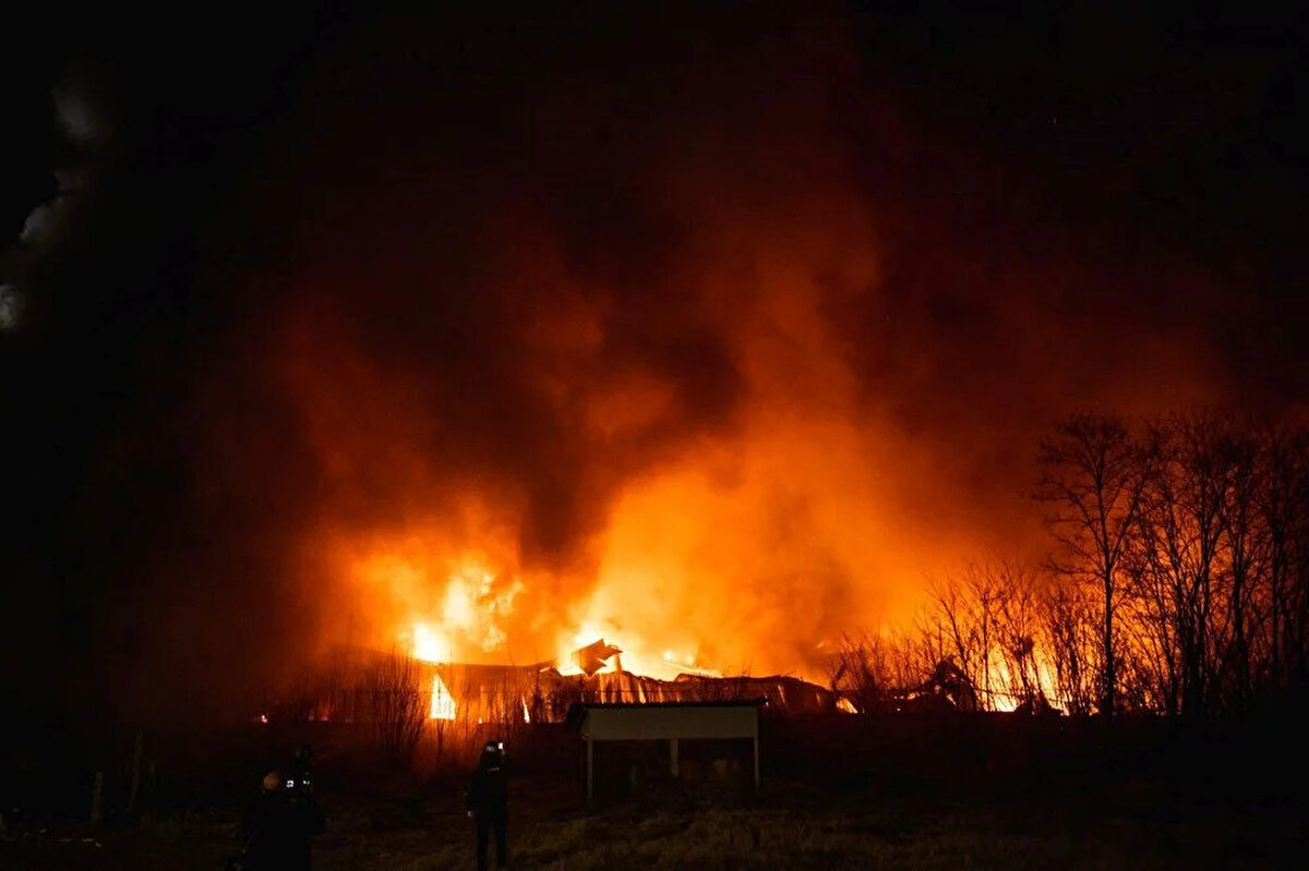 Sviyato bölgesindeki saldırı sonrası alevler metrelerce yüksekliğe ulaşırken, olayda en az iki kişinin hayatını kaybettiği açıklandı.<br><br>