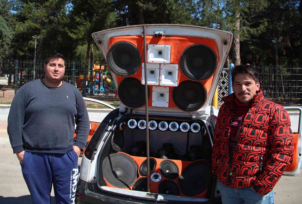 Trafikte sistemi genelde açmadığını ama çevirme falan olursa diye tedirgin olduğunu anlatan Öztekin, "Ekiplerimiz durdurursa genelde uyarıyorlar. Sonuçta biz şehir içinde açmıyoruz ve kimseyi rahatsız etmiyoruz. Genelde de şehir içine inmemeye çalışıyoruz. Ama arada ceza yediğimiz anlarda oluyor" dedi.<br><br>