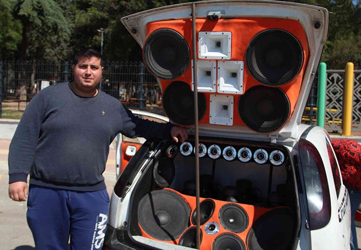 Ses sistemine ailesinin ilk başlarda tepki gösterdiğini ifade eden Öztekin, "Ne olacak bu, neden bu kadar masraf ettin' dediler. Sonradan onların da hoşuna gitti. Evimizin olduğu ortam uygun, kimseyi rahatsız etmeden kendimi eğleniyoruz" dedi. Öztekin, hayalini gerçekleştirdiği için aracını satmayı düşünmediğini gözünde bir fiyatının olmadığını belirtti.<br><br>