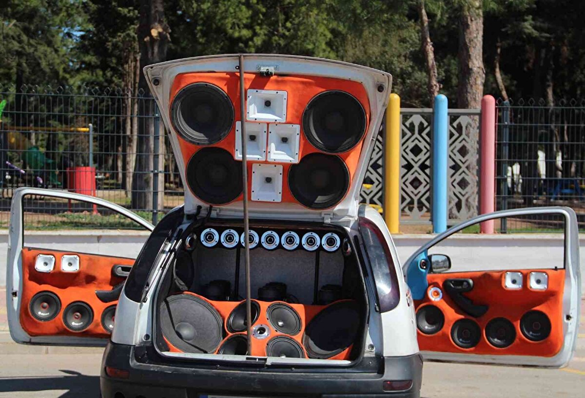 Aracının ses sistemi olmadan piyasa değerinin 50-60 bin TL arasında olduğunu ifade eden Öztekin, "Ama içindeki ses sistemine çok masraf ettim. 140 bin TL değerinde aracın üzerinde ses sistemi var. Satmayı düşünmüyorum, bu benim hobi arabam. İçeride durmak değil, dışarıda bile ses sizi çok fazla etkileyebiliyor. Ama ben kimseyi rahatsız etmeden bize tahsis edilen fuar alanlarında, sakin ve sessiz yerlerde dinliyoruz" diye konuştu.<br><br>