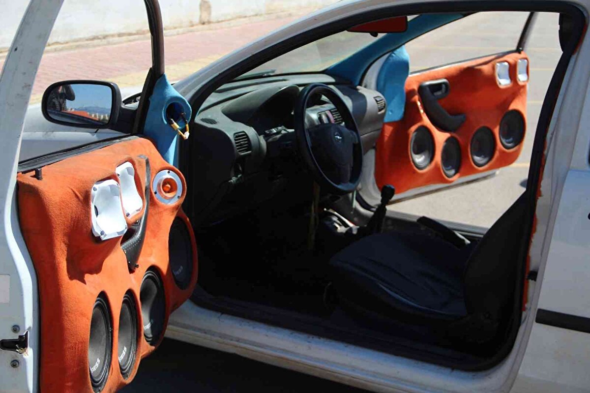 Bu şekilde ses sistemlerinin şehir içinde açılmasının rahatsız edici olabileceğinin altını çizen Öztekin, " Kimseyi rahatsız etmeye, huzur bozmaya gerek yok. Bizde genelde uygun alanlarda açıyoruz, şehir içini tercih etmiyoruz" dedi. Üzerindeki ses sisteminin aracından daha pahalı olduğunu vurgulayan Furkan Öztekin, " Aracın başına bir şey gelmesin diye iş yerimin önüne kamera sistemi kurdurdum. Kameralarla izliyorum ama tedirgin olmuyor değilim. Korkuyorum ses sistemi araçtan pahalı sonuçta. Bazen geceleri kamera olsa bile gidip iş yerimin önüne bakıyorum. Günlük çalıştırıyorum. Arabanın her yerinde hoparlör olduğunu görenler bol bol fotoğraf çekiyor" diye konuştu.<br><br>