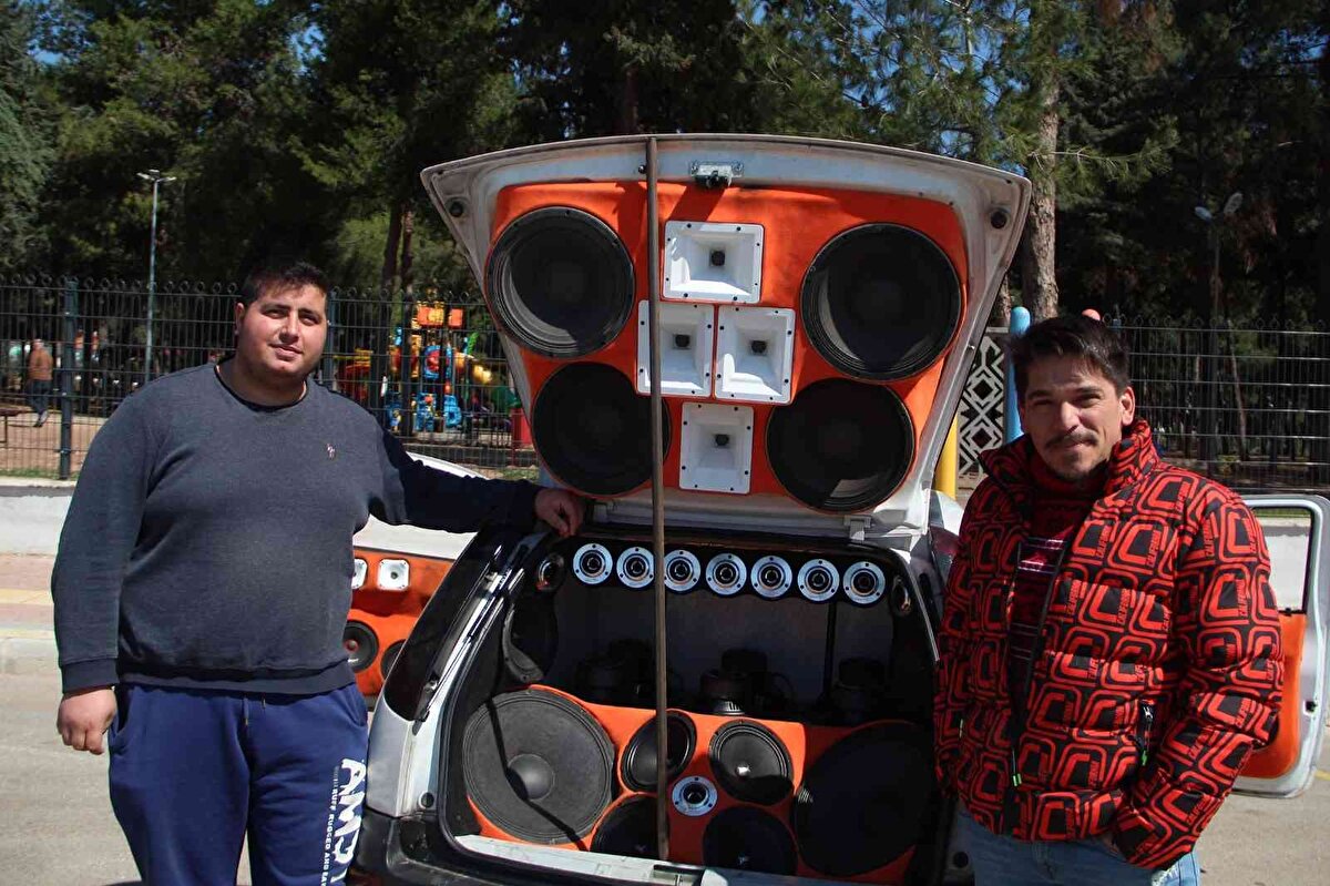 Ses sistemini tasarlayan Cüneyt Durkut, modifiye camiasının son dönemlerde çok ileri düzeylere geldiğini insanların bir yaşam tarzı olmaya başladığını belirtti. Furkan'ın hayalini gerçekleştirmesine yardımcı olduğu içi mutlu olduğunu ifade eden Durkut, "Onun hevesi, heyecanı vardı. En sonunda sadece ses sistemi için bir araç aldı ve onun hayalini gerçekleştirdik. Aracın üzerinde şuan 130-140 bin civarında bir ses sistemi var" dedi.<br><br>