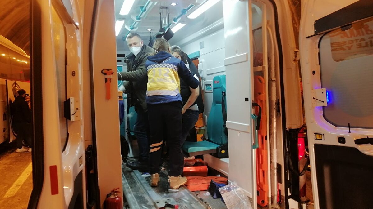 Öte yandan olay yerinden gelen görüntüler endişe yarattı. Tünel içerisinde birçok aracın birbirine girdiği, bazı vatandaşların yaralılara yardım etmeye çalıştığı görüldü.<br><br>