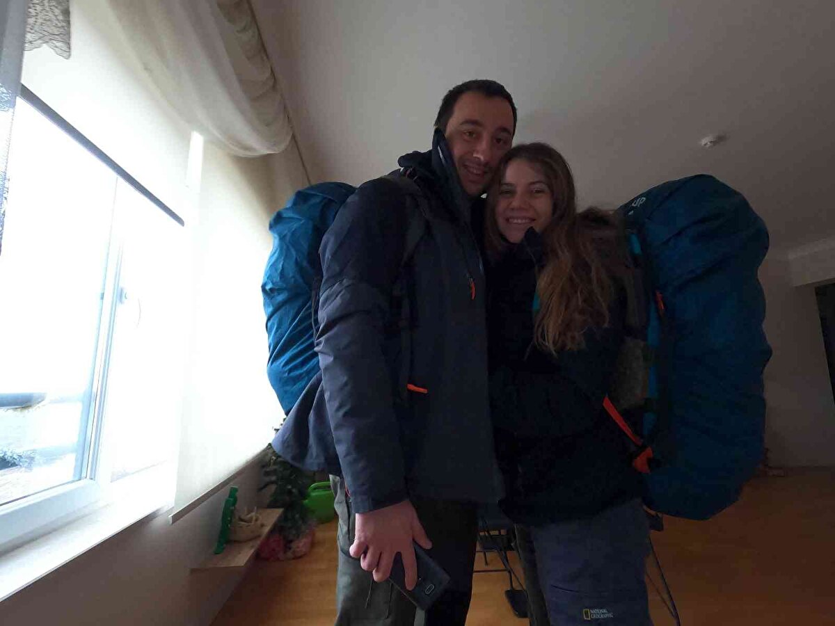 Çok sevdiği mesleklerinden istifa eden çift, ailelerinden destek de alınca hazırlıklara başladı. Gezilerine Güney Amerika'dan başlayacak olan mühendis çift, 6 ay boyunca sırt çantalarıyla 6 ülkeyi gezecekler. Çalıştıkları sürece oluşturdukları birikimlerini ve arabalarını satıp parasını dünya turunda kullanacak olan gezgin çift, aynı zamanda 'Pekgezerler' isimli sosyal medya hesabı açarak gittiği yerleri video çekip paylaşım yapacak.