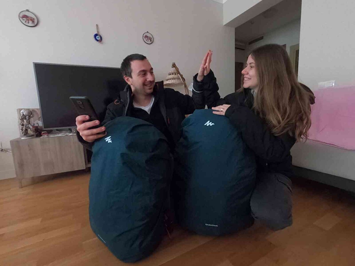 Türkiye'nin en büyük savunma sanayi şirketlerinden biri olan ASELSAN'da 7 yıldır mühendis olarak çalışan Elektronik Mühendisi Onur Peker ve eşi Endüstri Mühendisi Cansel Gönül Peker'in, en büyük hayalleri sırtlarında çanta ile dünyayı gezmek. Yıllık izinlerinde bu hayallerini gerçekleştiremeyen çift, emekliliği beklemek yerine bu hayallerini gerçekleştirme kararı aldı.