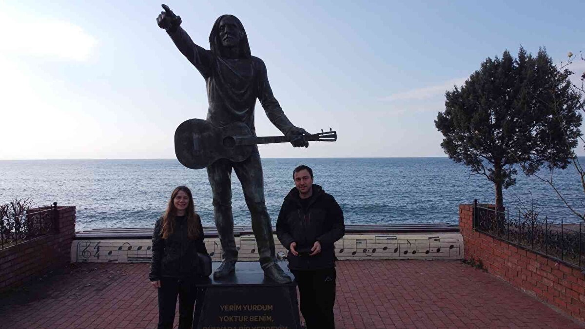 Cansel Gönül Peker ise “Yurt dışı gezilerimde dünyanın çok büyük olduğunu gördüm. Farklı kültürlerin, iyi insanların her yerde olduğunu ve bize bambaşka tecrübelerin kattığı gördüm. Bir defa bu dünyaya açılan pencereyi keşfettikten sonra iki elimizle tutabileceğimiz mal ve mülkten ziyade yolculuğun getirdiği macera, deneyim insanlarla paylaştığımız anılar daha değerli diye düşündük ve bu kararı verdik. Biz emekliliğimiz gelmeden bu hayalimizi gerçekleştirmek istedik. Çünkü ne kadar ömrümüz var bilemiyoruz. Cesaret, duygu yerleşti mi bir kere içinize onu göze almak için her şeyi yapıyorsunuz. Mesleğimiz elimizde döndüğümüzde de yapabiliriz ama yolculuğa çıkıp yaşayacağımız hayali neden emeklilikte bekleyelim ki" ifadelerini kullandı.
